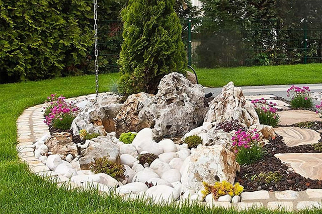 Natursteingartenbeet