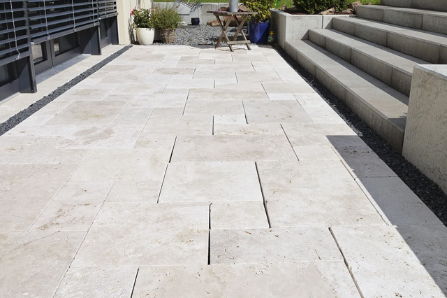 Terrasse mit Travertinfliesen