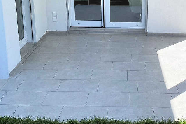 Terrasse mit Keramikfliesen