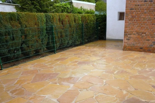 Terrasse mit Polygonalplatten aus Naturstein
